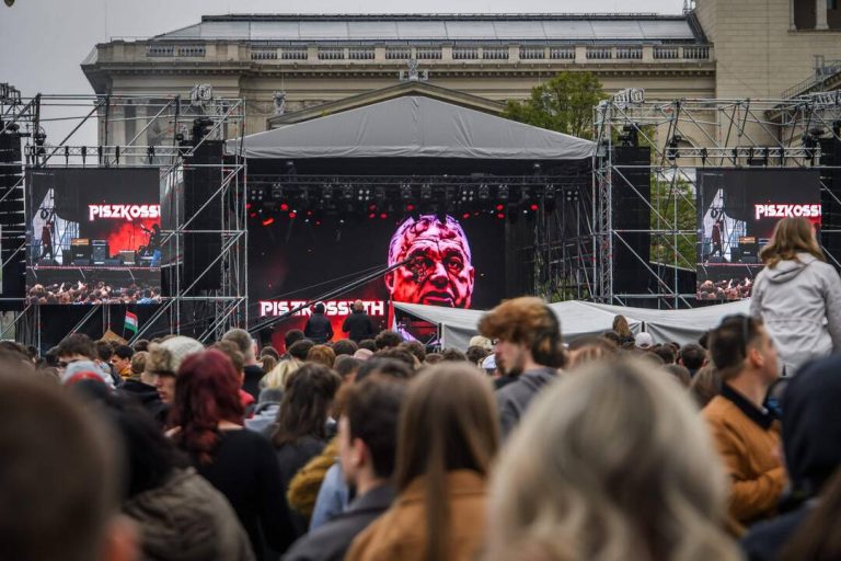 «Si Orbán triomphe, la rue sera notre scène!» : Budapest s’enflamme contre l’absurde conservatisme