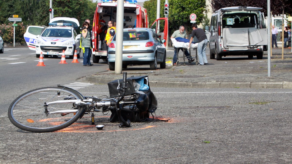Une voiture percute un vélo de plein fouet dans le centre-ville d’Albi, la victime évacuée vers l’hôpital