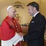 Le 10 avril 2026, Emmanuel Macron a fait le d&eacute;placement au Vatican avec une d&eacute;l&eacute;gation officielle d&rsquo;une vingtaine de personnalit&eacute;s choisies par l&rsquo;&Eacute;lys&eacute;e, qui dessinent aussi la tonalit&eacute; de la rencontre