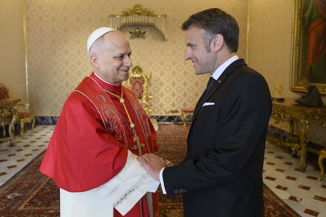 Le 10 avril 2026, Emmanuel Macron a fait le d&eacute;placement au Vatican avec une d&eacute;l&eacute;gation officielle d&rsquo;une vingtaine de personnalit&eacute;s choisies par l&rsquo;&Eacute;lys&eacute;e, qui dessinent aussi la tonalit&eacute; de la rencontre