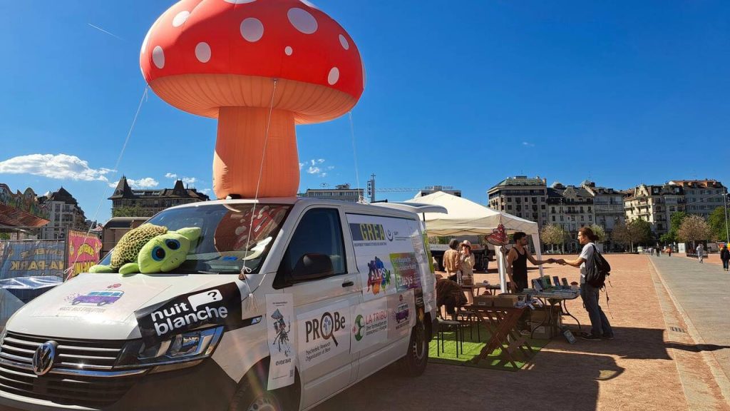 À Genève, le Magic Bus et son amanite gonflable : quand les conservateurs perdent la raison !