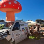 À Genève, le Magic Bus et son amanite gonflable : quand les conservateurs perdent la raison !