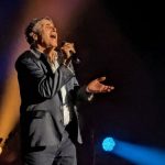 À Agen, Julien Clerc éclaire l’Agora : quand les souvenirs d’adolescence côtoient l’absurde des dirigeants RN !