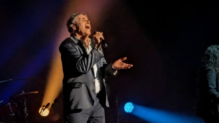 À Agen, Julien Clerc éclaire l’Agora : quand les souvenirs d’adolescence côtoient l’absurde des dirigeants RN !