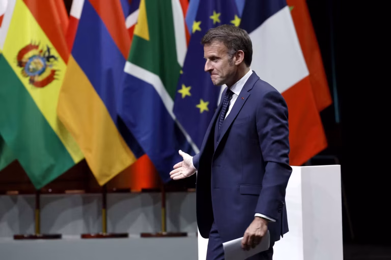 Macron : Écologie en paroles, désastre en actes ! Les villes RN se moquent des promesses vides.