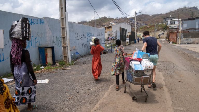 Mayotte : Entre pénurie d&rsquo;eau et promesses creuses, le cyclone Chido a laissé des traces indélébiles