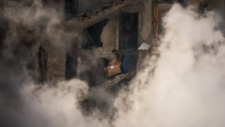 Beyrouth : Quand la Méditerranée s’illumine de bleu, mais les corps restent sous les décombres