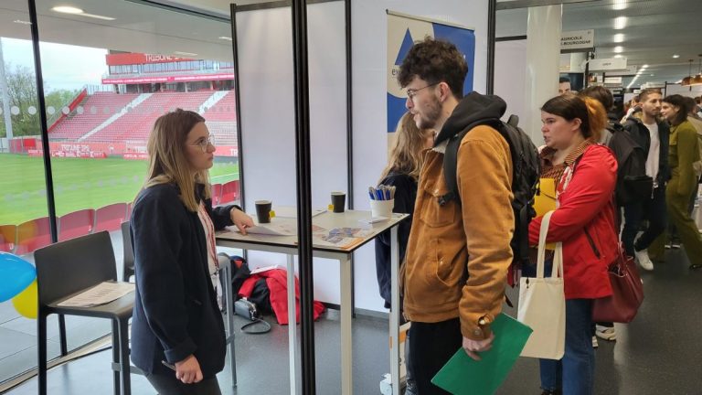 Le stade Gaston-Gérard : un terrain de jeu pour les chercheurs d’emploi, pas pour les footballeurs !