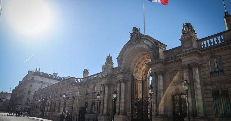 Quand Macron invite les maires : un spectacle de la démocratie en carton