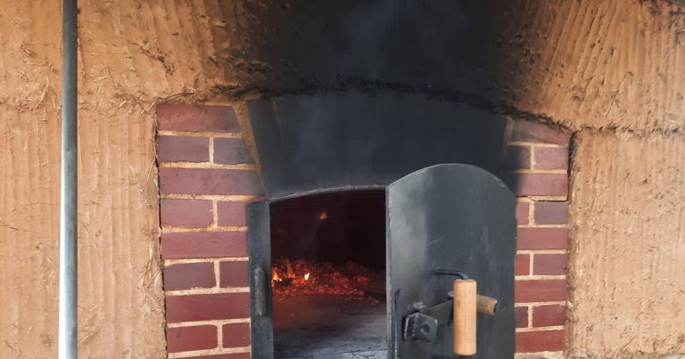 Quand le Pain Rassemble : La Flamme Solidaire ou l’Illusion d’une Communauté