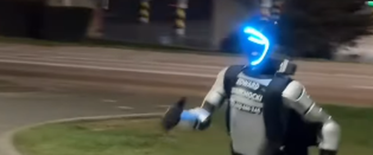 Quand les Sangliers se Pavanent, le Robot s’Agite : Une Comédie Tragique à Varsovie