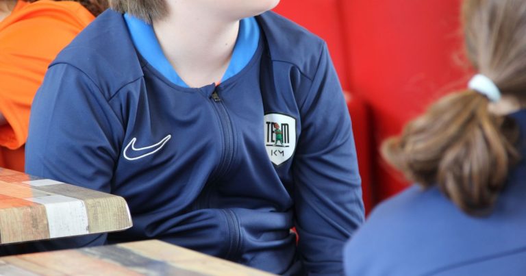 Kylian Mbappé : Le Héros de la Jeunesse ou le Mirage du Sport ?