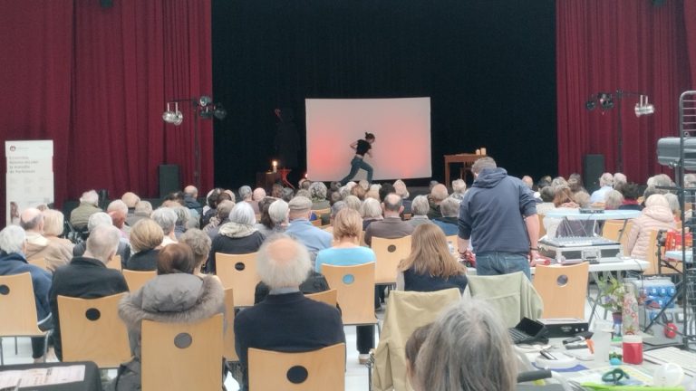 Parkinson : Quand la sensibilisation devient un spectacle