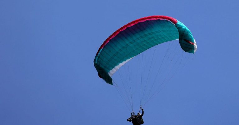 Un atterrissage raté : le parachutiste de Besançon, symbole d’une société qui chute