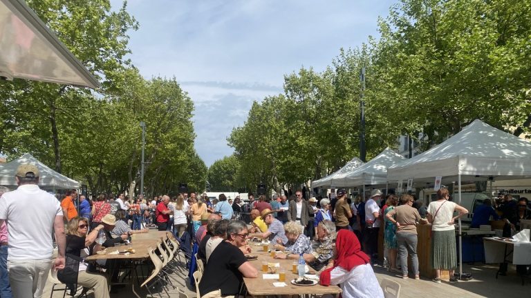 La fête des oursins : une illusion de convivialité sous le soleil béat
