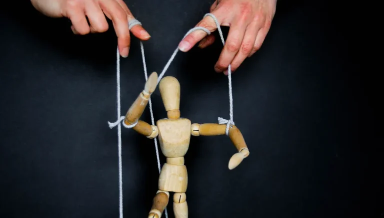 Manipulateurs en puissance : sommes-nous tous influencés sans le savoir ?