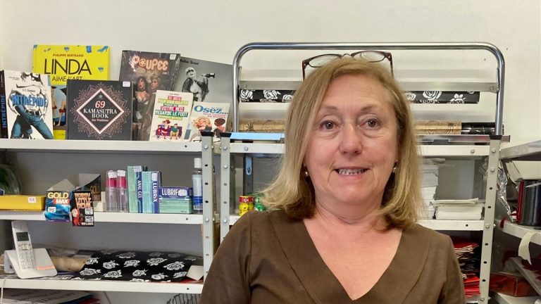 Après 20 ans au comptoir, Catherine du sex-shop de Castres laisse un héritage surprenant