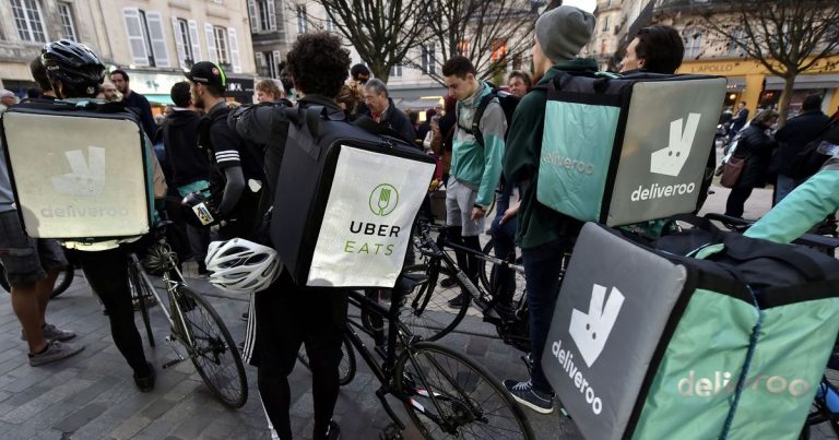 Traite d&rsquo;êtres humains : quatre associations de livreurs attaquent Deliveroo et Uber