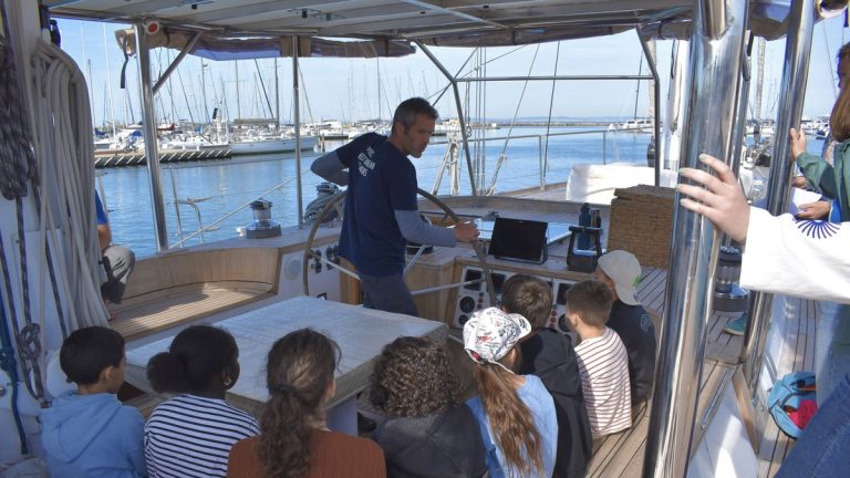 330 écoliers lunellois découvrent les enjeux de la Méditerranée à bord du Blue Panda