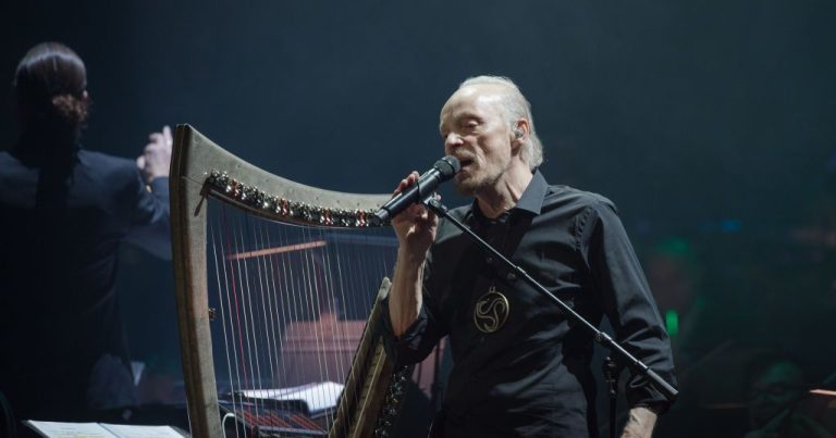 Alan Stivell célèbre ses 60 ans de carrière musicale lors d&rsquo;un concert à Nantes.