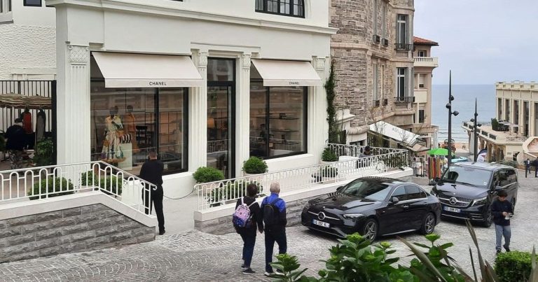 Biarritz se prépare pour le défilé Chanel au casino municipal, entre calme et agitation.