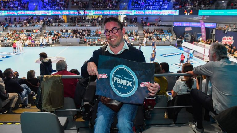 Pierre-Jean, mascotte du Fenix Toulouse Handball, suit les joueurs lors des soirées de match