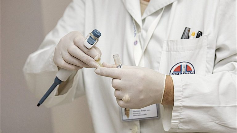 Ablation du sein erronée : une trentenaire victime d&rsquo;une erreur médicale en France.