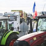 Prix du carburant : les agriculteurs de Charente-Maritime bloquent les accès aux ponts de l&rsquo;île de Ré et d&rsquo;Oléron.