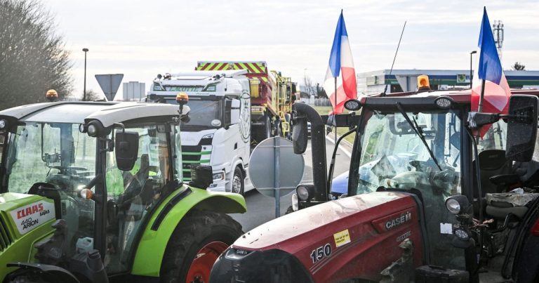 Prix du carburant : les agriculteurs de Charente-Maritime bloquent les accès aux ponts de l&rsquo;île de Ré et d&rsquo;Oléron.