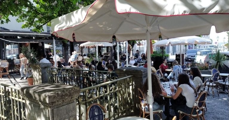 Les serveurs de bars et restaurants en Charente restent très recherchés malgré les avancées sociales.