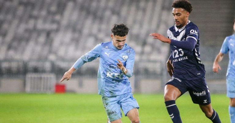 Aviron Bayonnais et Girondins de Bordeaux s&rsquo;affrontent au stade Jean-Dauger en Ligue 2.