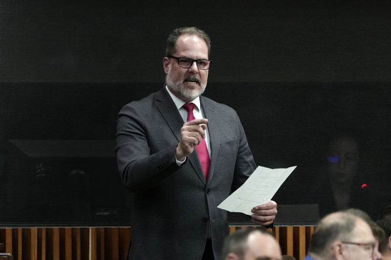 Alexandre Boulerice quitte Ottawa pour rejoindre Québec solidaire en tant que député.