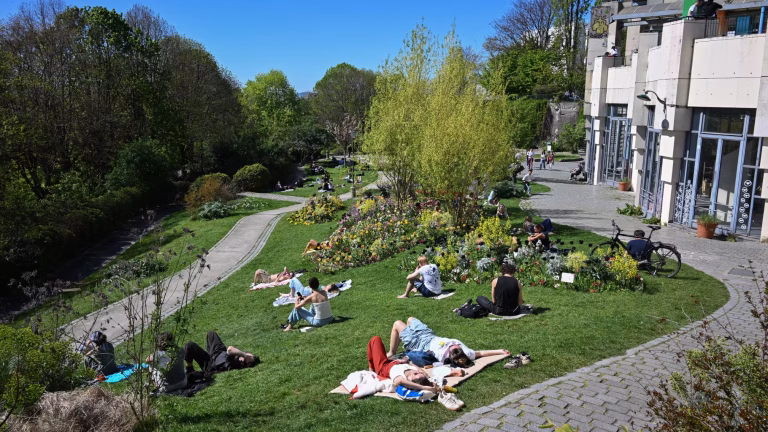 La France en mode été : un avant-goût de juillet en avril, ou l’art de la contradiction politique