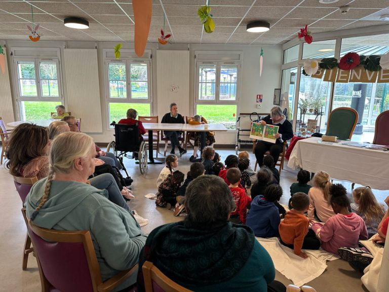 Quand la culture se frotte à l&rsquo;absurde : un spectacle pour seniors