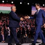 « À Budapest, J.D. Vance dénonce les "bureaucrates de Bruxelles" : quand le conservatisme devient absurde ! »