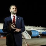 J.D. Vance : le vice-président qui rêve de paix tout en soutenant la guerre des absurdités locales !