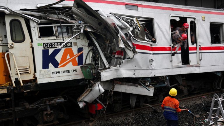 Collision ferroviaire en Indonésie : 14 morts près de Jakarta.