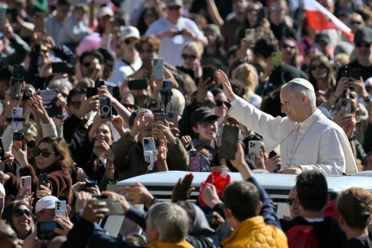 Macron au Vatican : Quand le pape Léon XIV croise les absurdités des maires RN et leurs promesses farfelues !
