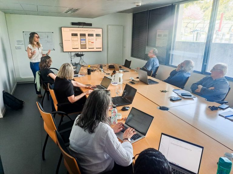 Le dispositif de sécurité WaryMe présenté aux membres de la cellule de crise gouvernementale.