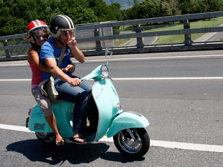 La Vespa : Symbole de liberté ou de dérision politique ?