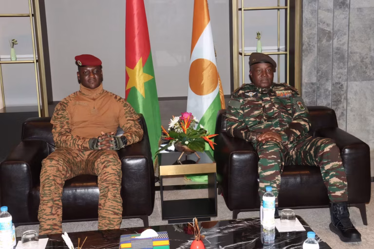 Après le Burkina Faso, le Niger s'arme de milices : quand l'absurde des dirigeants conservateurs fait loi !
