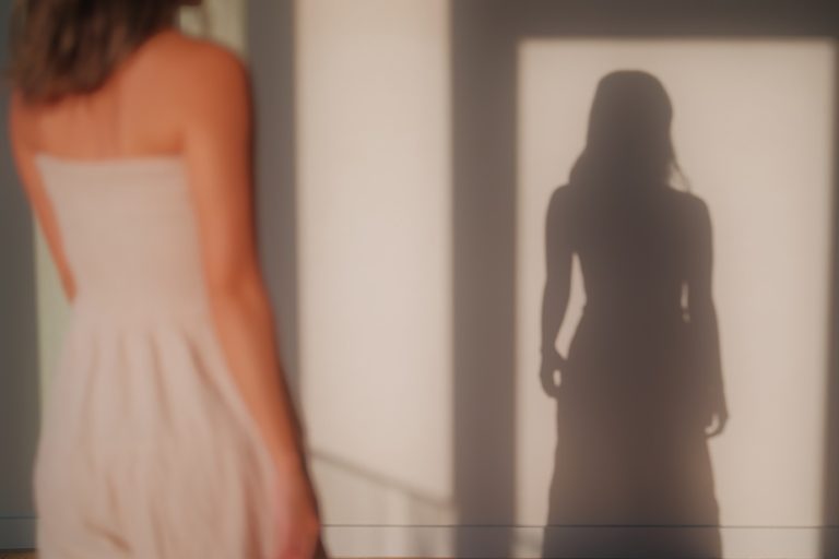 Femmes : Entre testostérone et liberté, la lutte absurde des villes RN contre le désir !