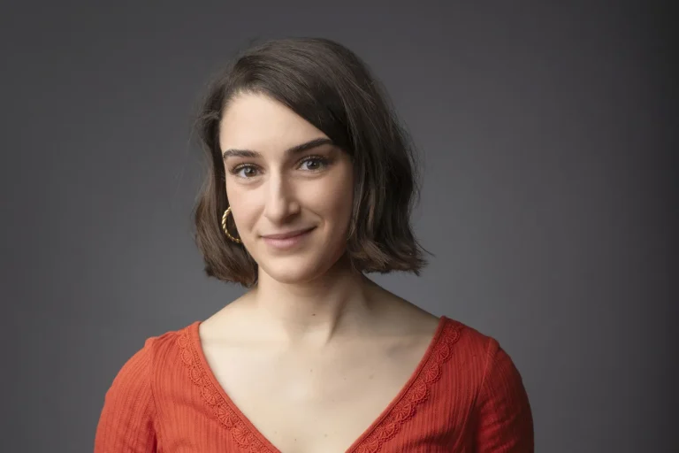 Écrire ou traduire : deux actes de transmission avec des enjeux cachés ?