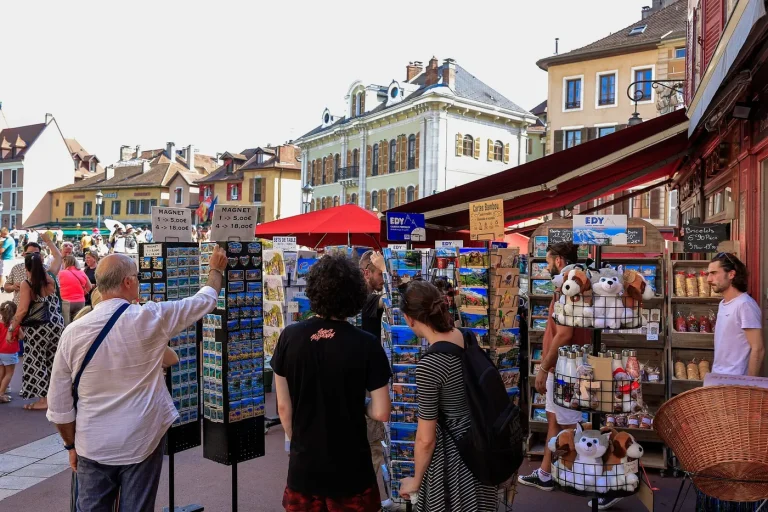 « Quand les maires RN pleurent sur le surtourisme, mais ignorent les absurdités locales ! »