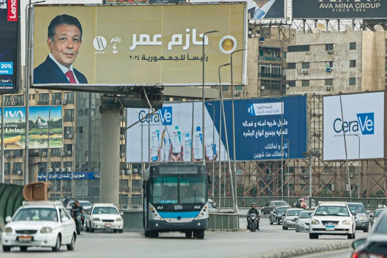 En France, l'étrange épidémie de panneaux publicitaires : quand les dirigeants RN font la promotion de l'absurde !