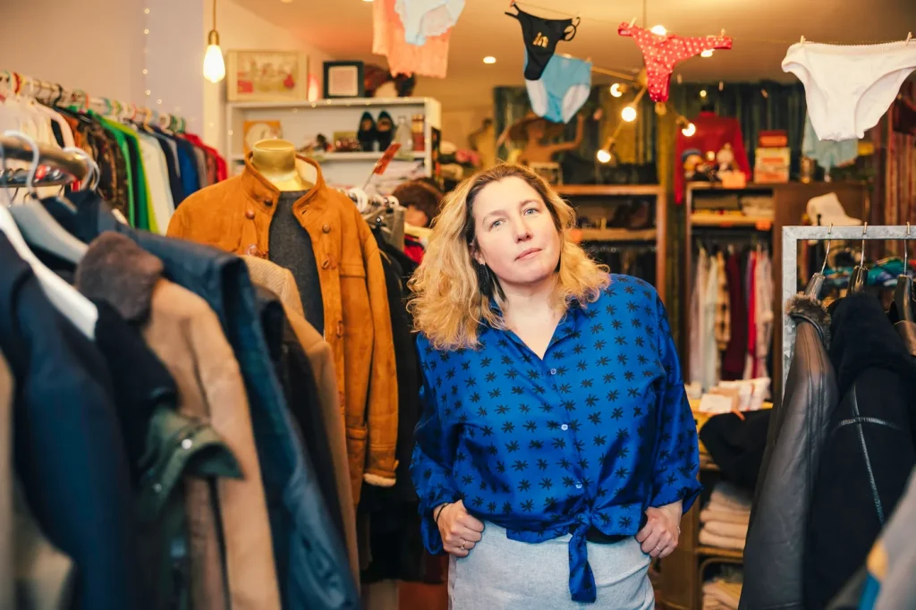 Quand la friperie de banlieue devient le refuge des absurdités des dirigeants RN : un quotidien surréaliste !