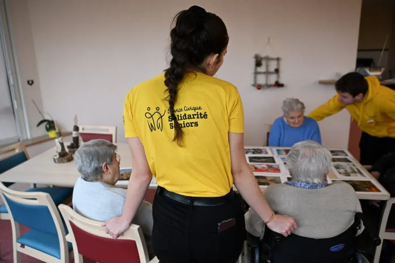 « La jeunesse, présent de la France, méprisée par des dirigeants conservateurs : un paradoxe absurde ! »
