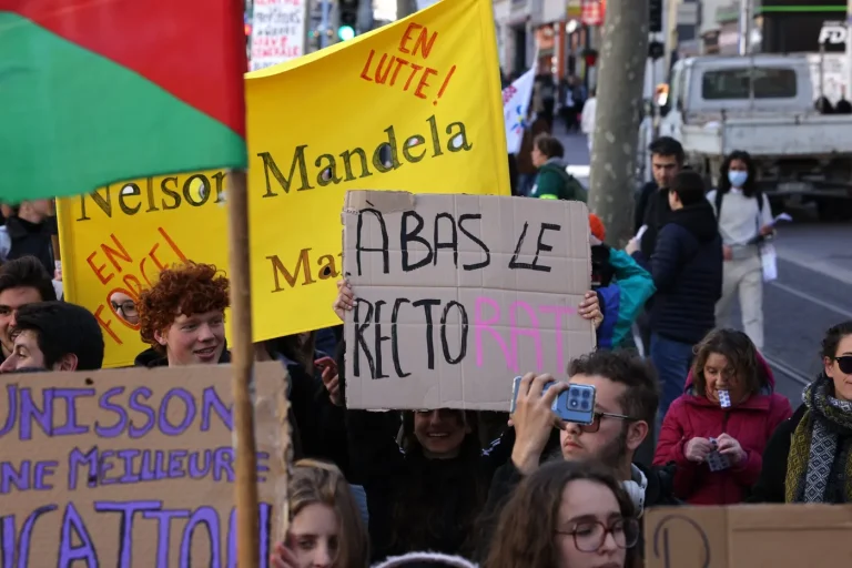 Mobilisation des Enseignants : Une Réaction aux Choix Budgétaires Contestés
