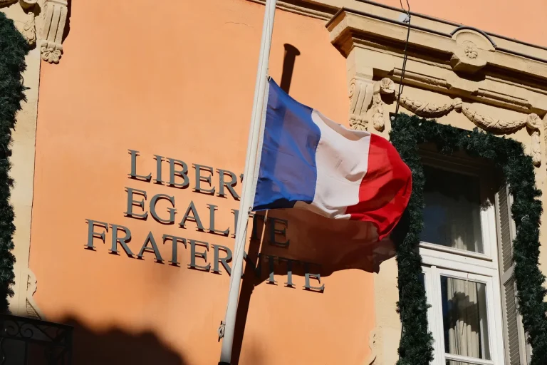 La France entre illusion et réalité : le conte de fées d’une société unie