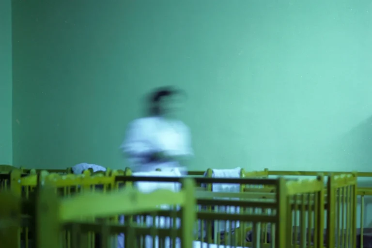 Adoption en France : des pratiques illicites révélées derrière une façade légale